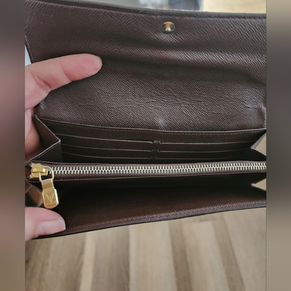 LV Damier Ebene Sarah Wallet - Picture 13 of 16